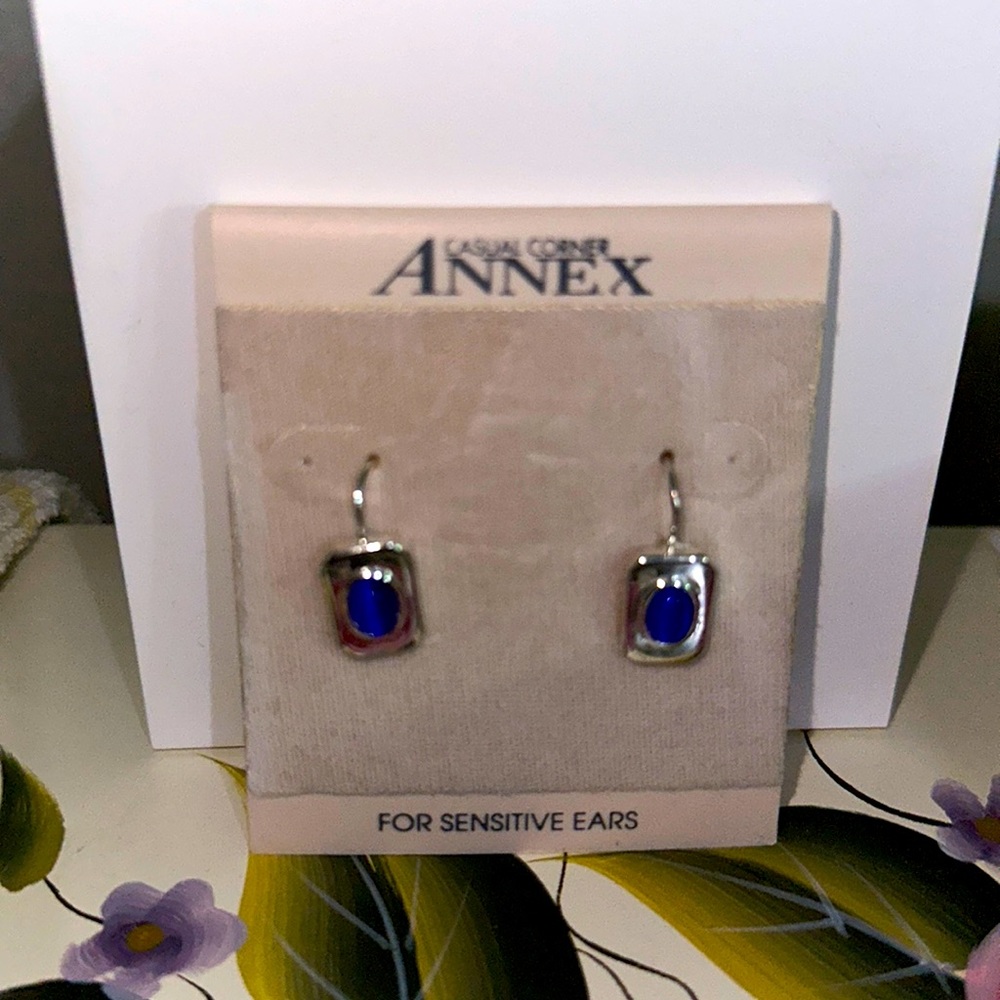 Earrings with blue stone